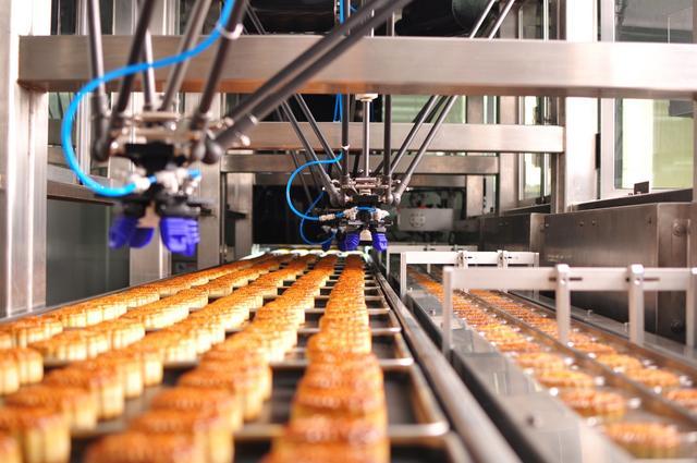 走进华美食品梦工厂,探秘一天350万个月饼是怎么制作出来的!