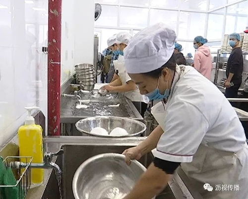 食品药品监管视窗 大沥镇社区工作人员参观学习规范化食品安全生产